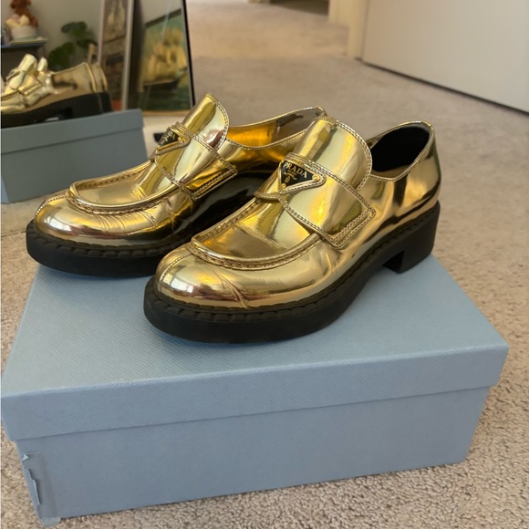 PRADA 
Metallic Brushed Calfskin Metal Triangle Logo 50mm Loafers 37,5 Platino. - Picture 5 of 9